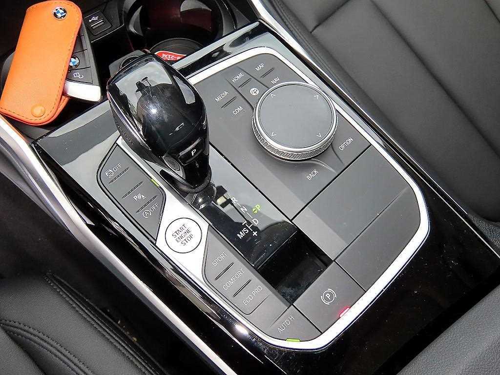 BMW 3-Series — photo 11