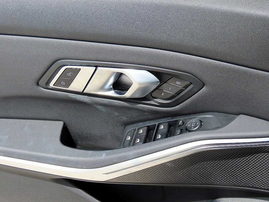BMW 3-Series — photo 12