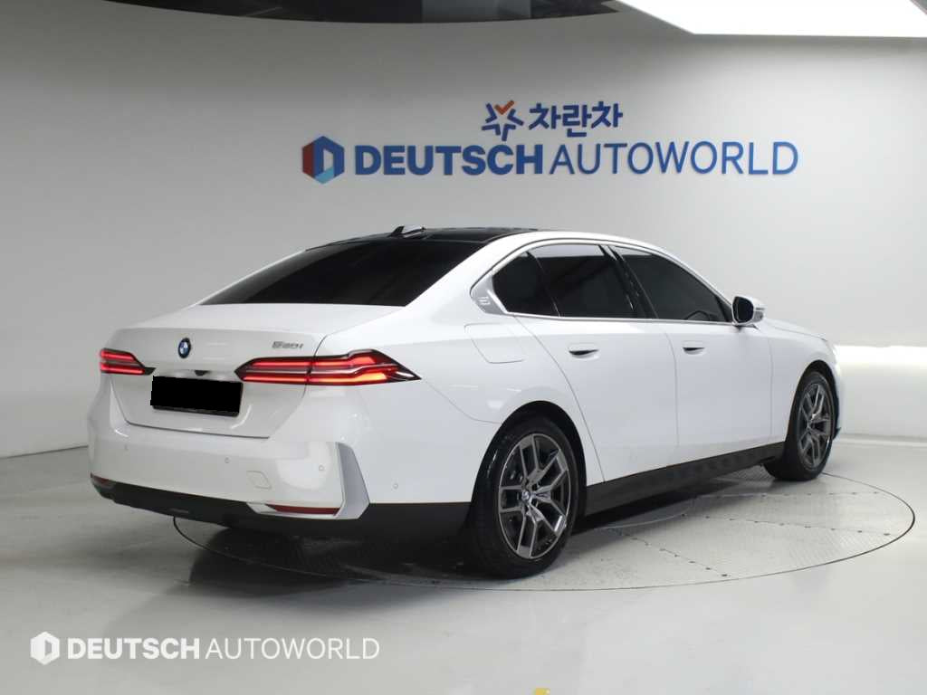 BMW 5-Series — photo 02