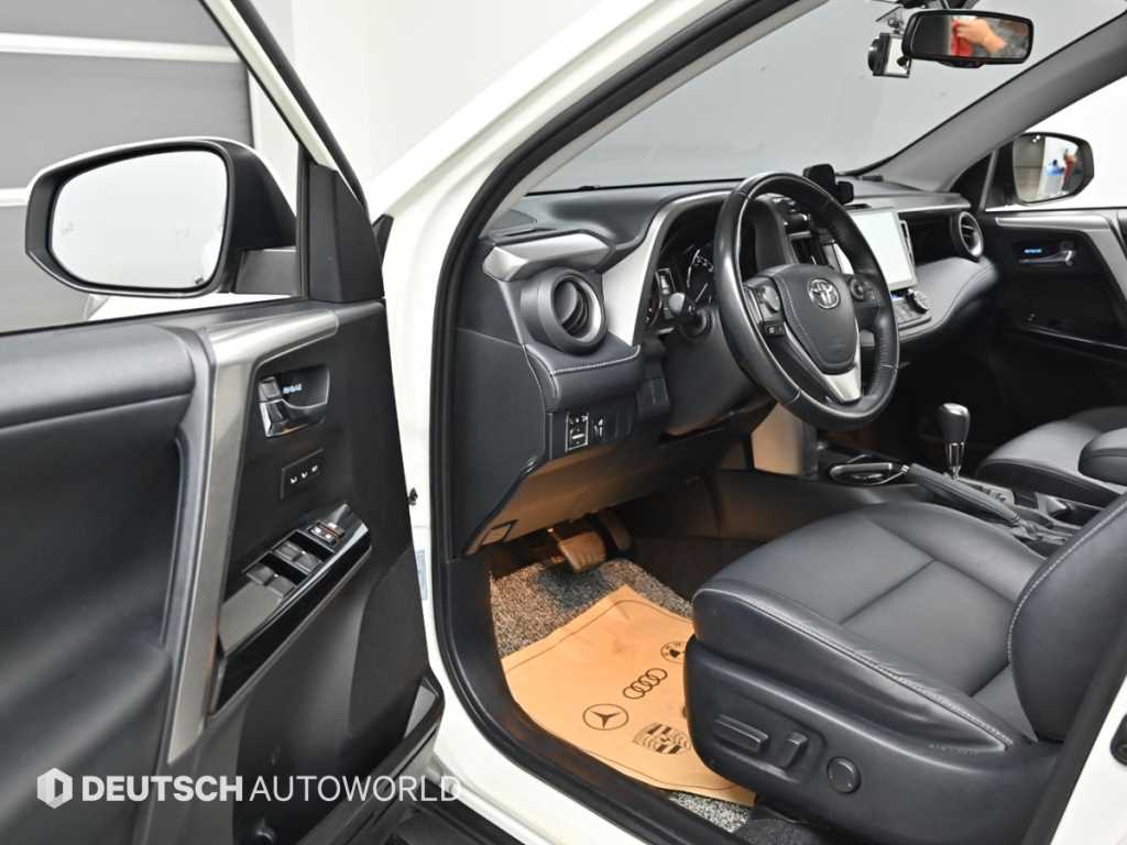 Toyota RAV4 — photo 11