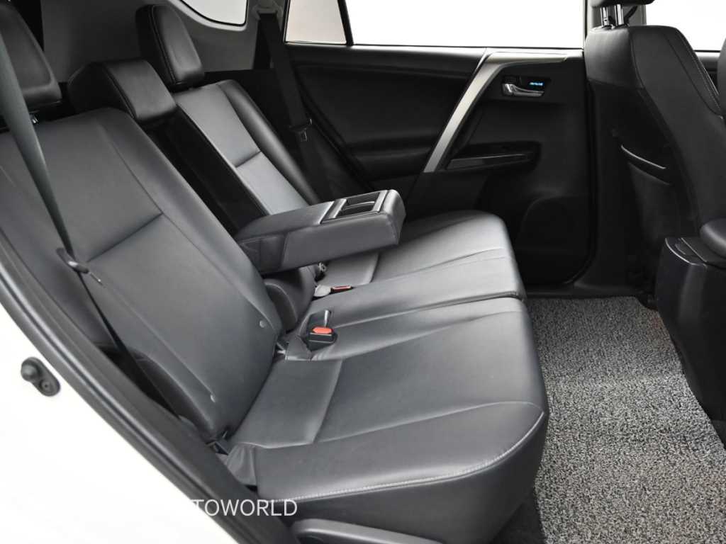 Toyota RAV4 — photo 12