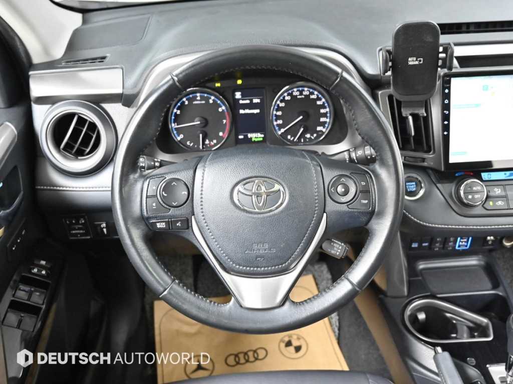 Toyota RAV4 — photo 13