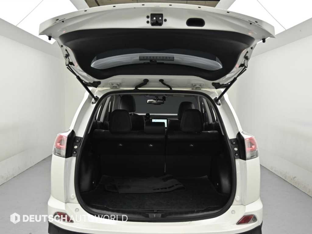Toyota RAV4 — photo 19