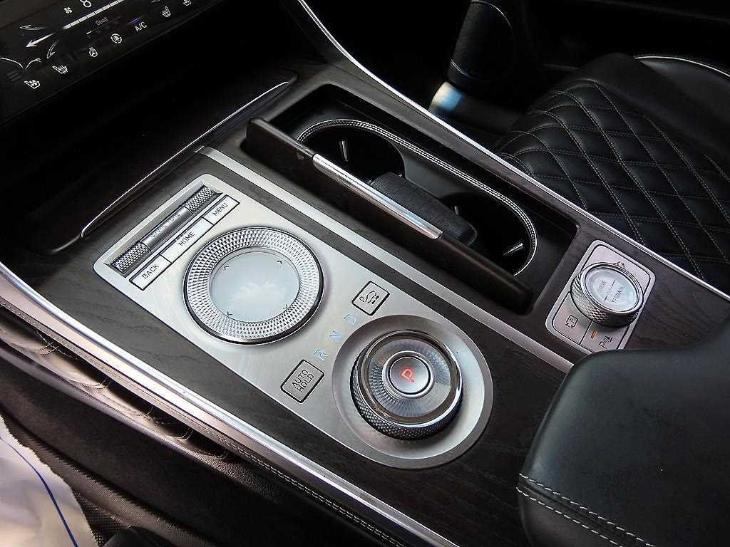Genesis GV80 — photo 11
