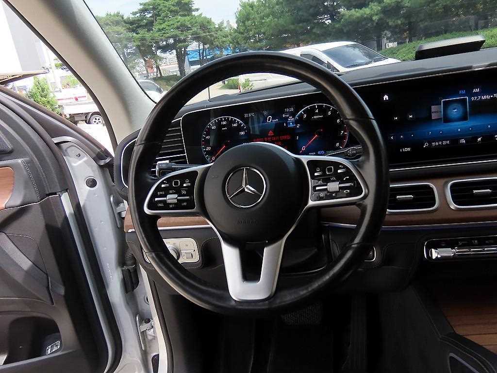 Mercedes-Benz GLE-Class — photo 08