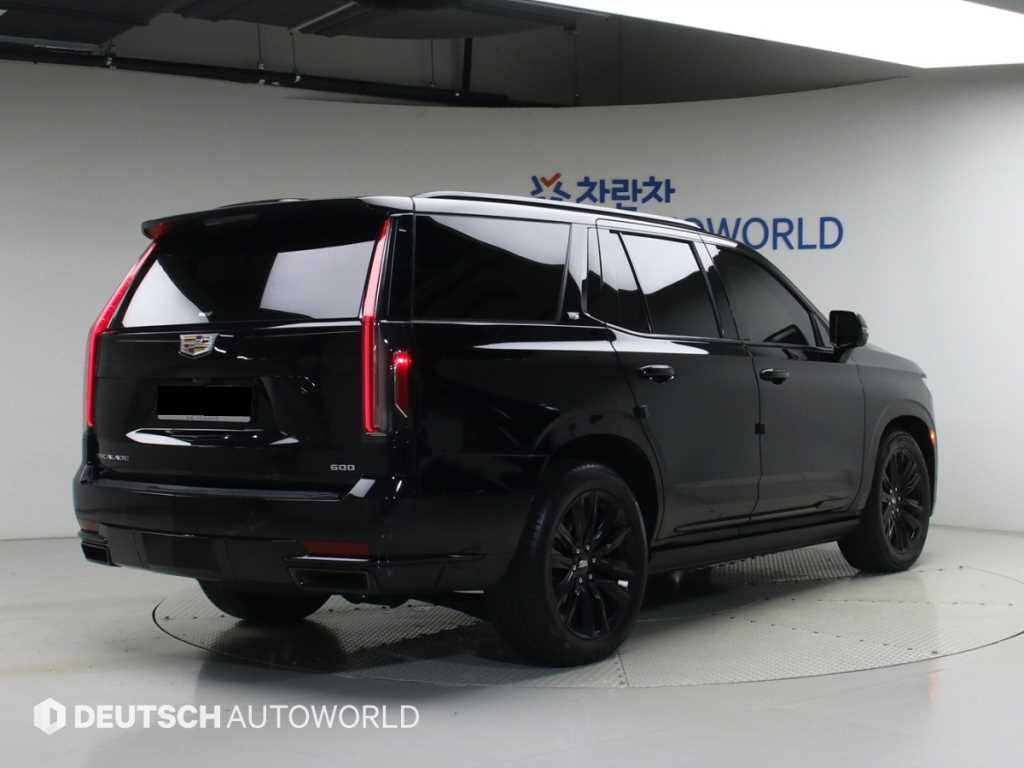 Cadillac Escalade — photo 02