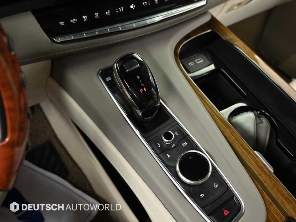 Cadillac Escalade — photo 09