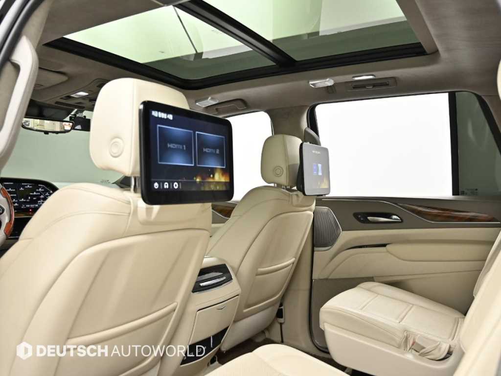 Cadillac Escalade — photo 18