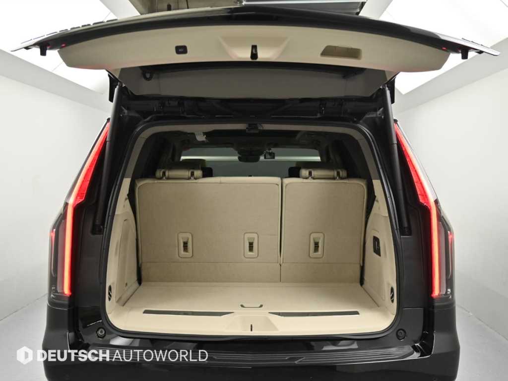 Cadillac Escalade — photo 19