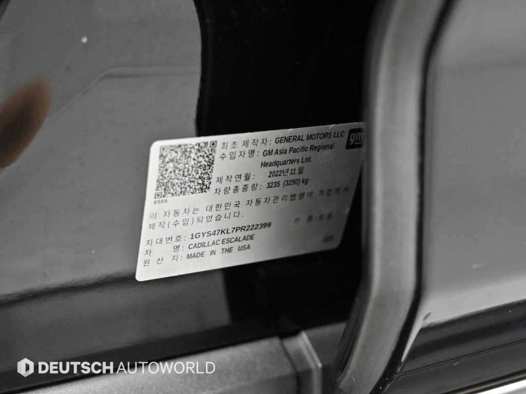 Cadillac Escalade — photo 20