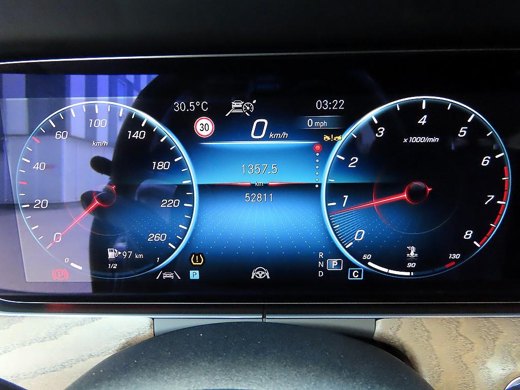 Mercedes-Benz E-Class — photo 09