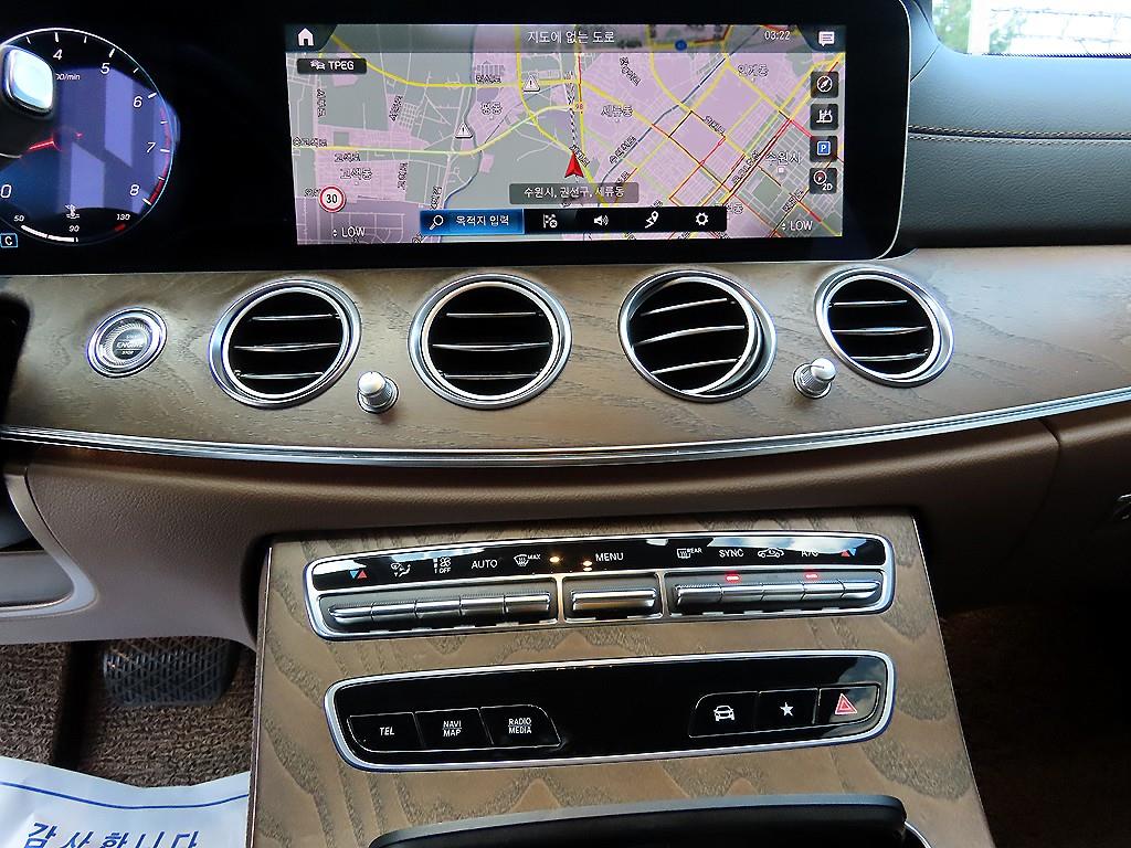 Mercedes-Benz E-Class — photo 14