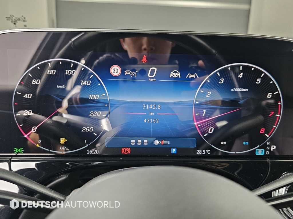Mercedes-Benz E-Class — photo 08