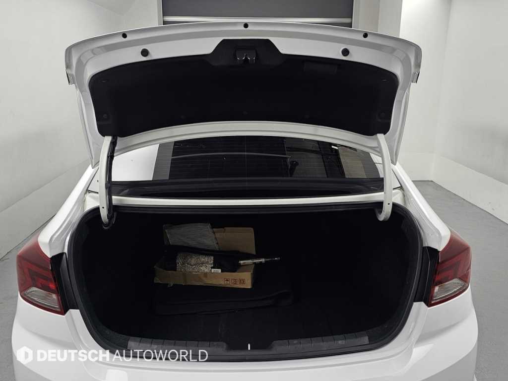 Hyundai Avante — photo 05