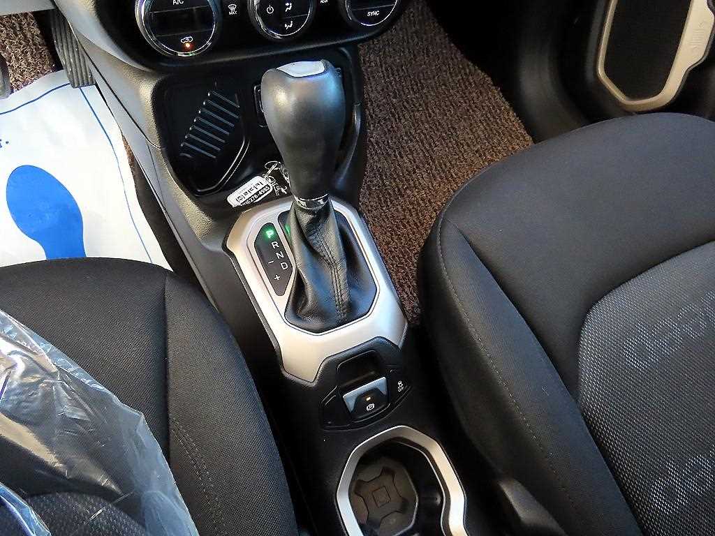 Jeep Renegade — photo 10