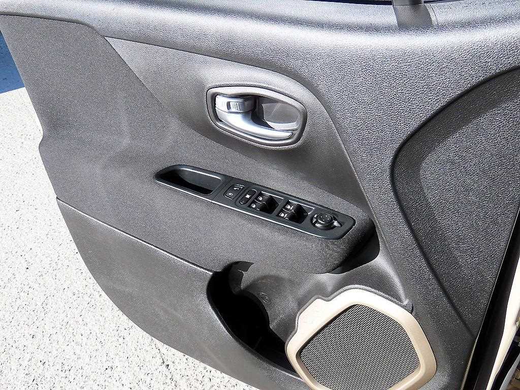 Jeep Renegade — photo 11