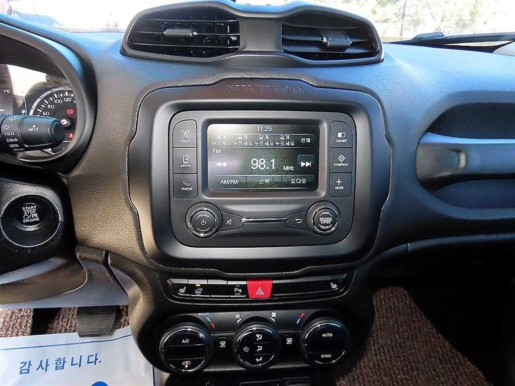 Jeep Renegade — photo 13