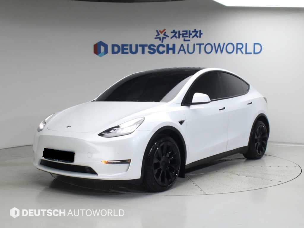 Tesla Model Y — photo 01