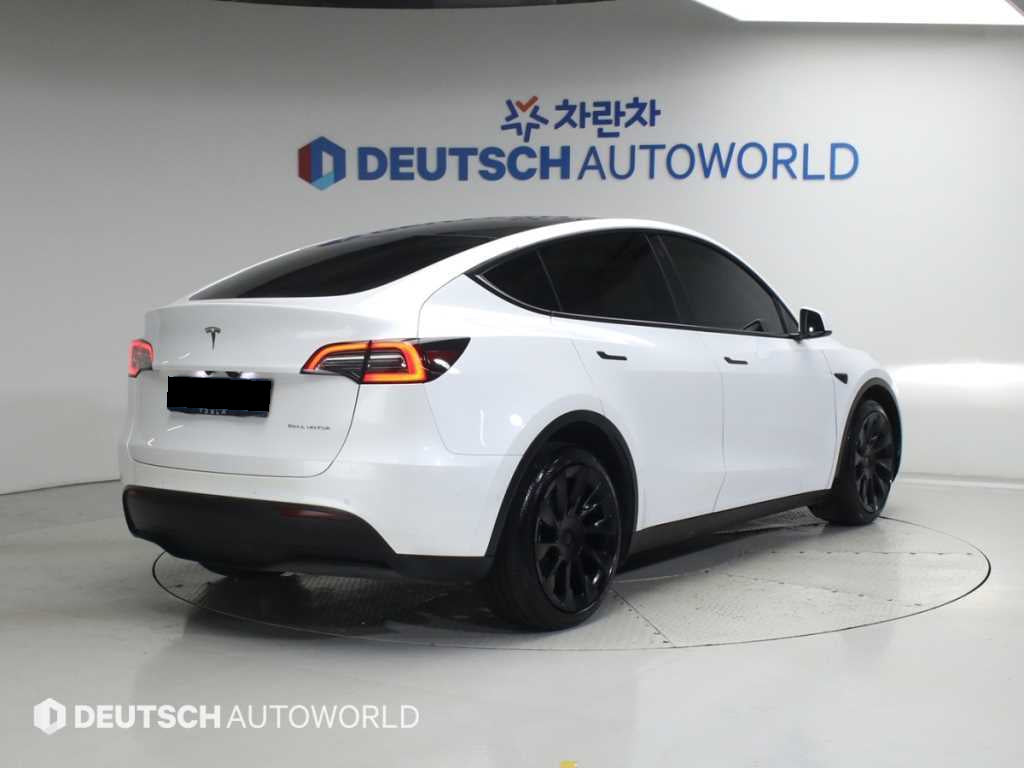 Tesla Model Y — photo 02