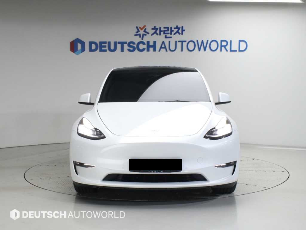 Tesla Model Y — photo 03