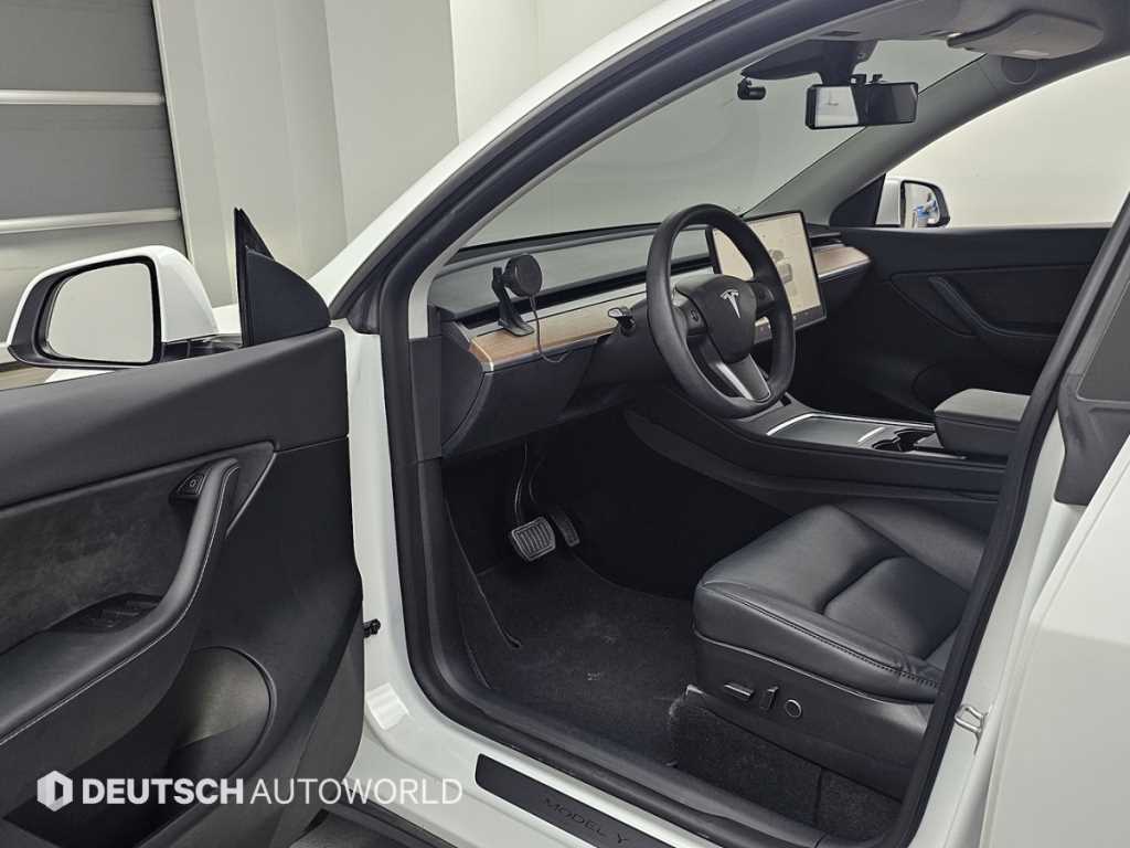 Tesla Model Y — photo 11