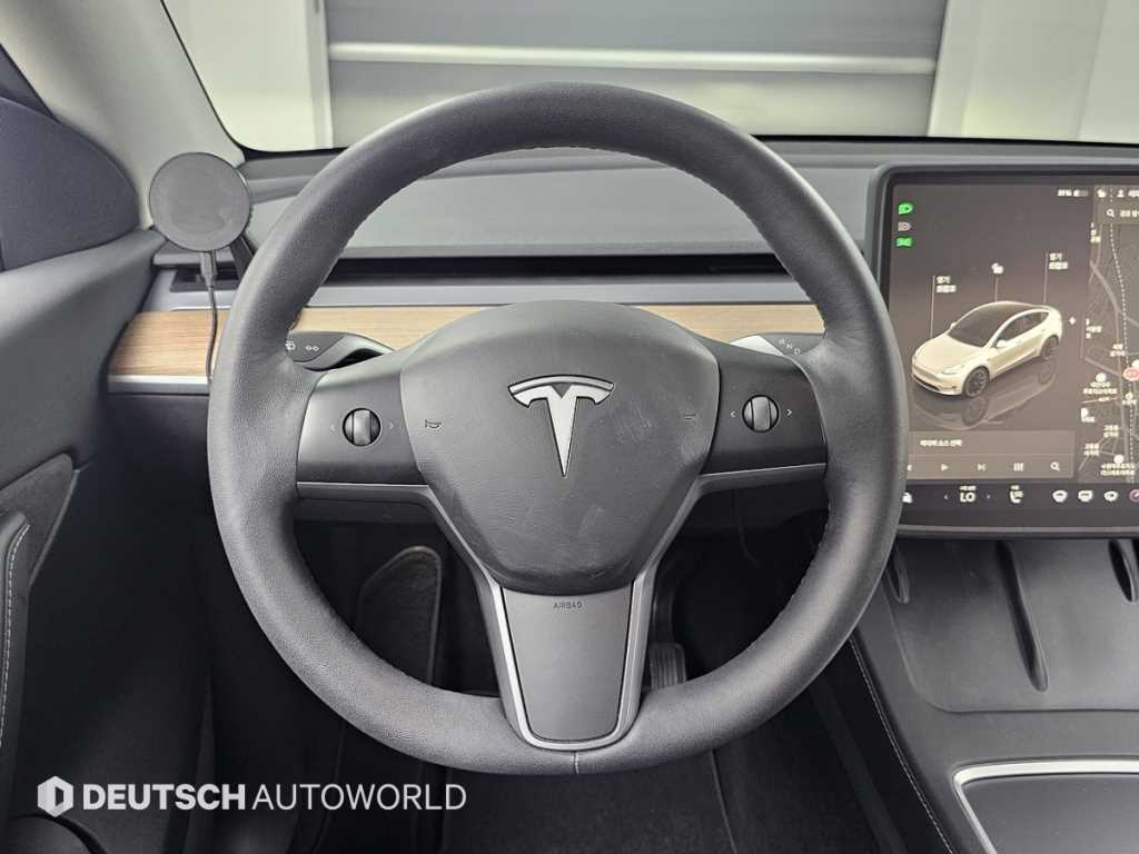 Tesla Model Y — photo 13