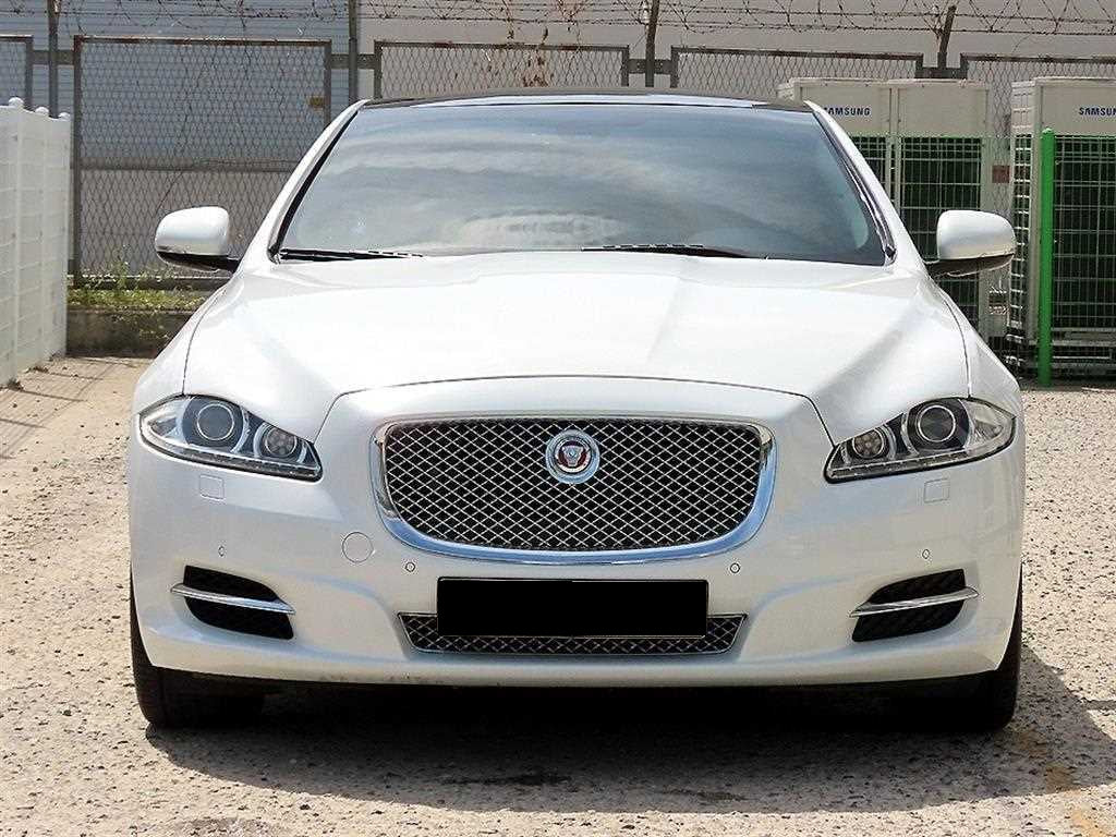 Jaguar XJ — photo 01