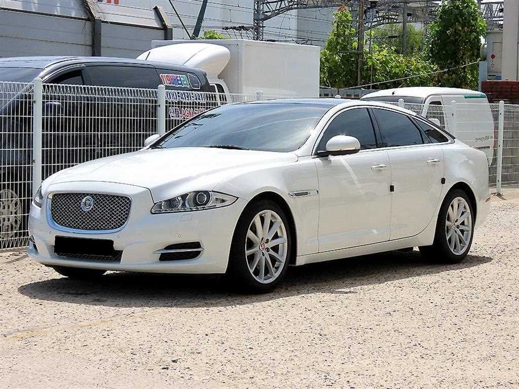 Jaguar XJ — photo 02
