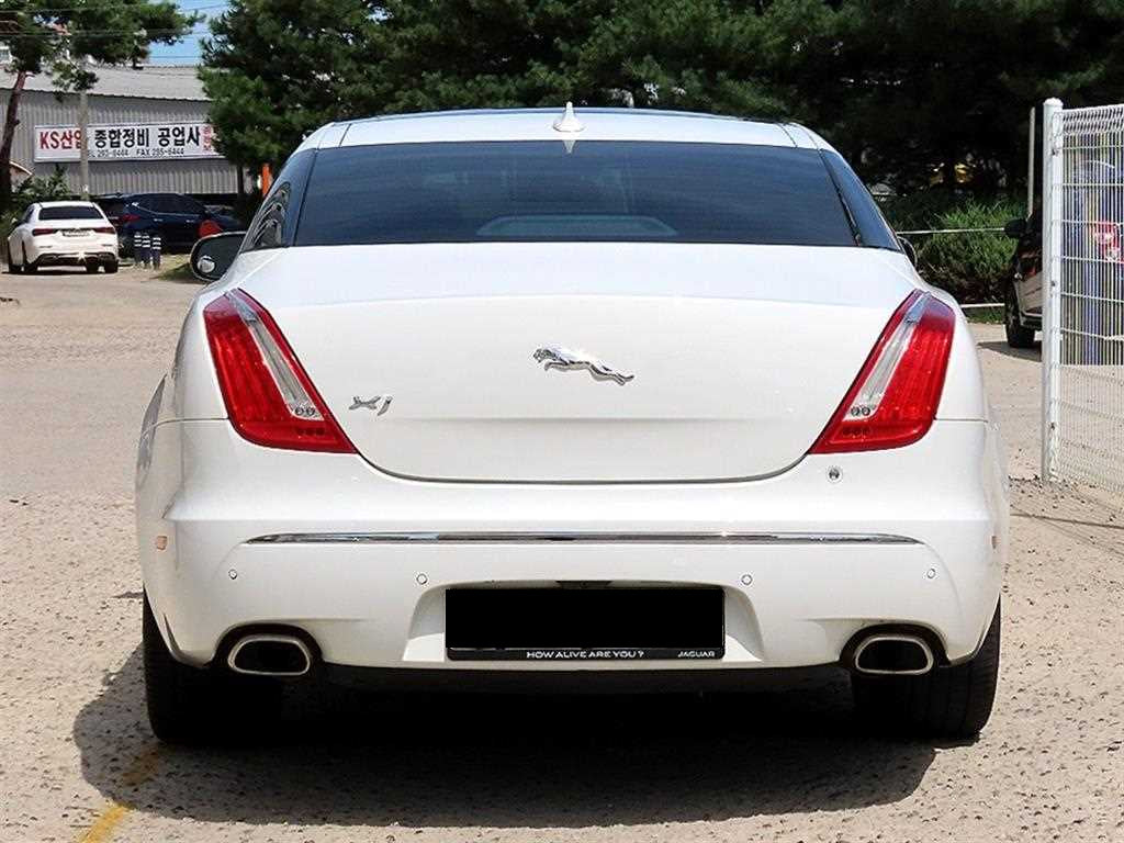 Jaguar XJ — photo 04