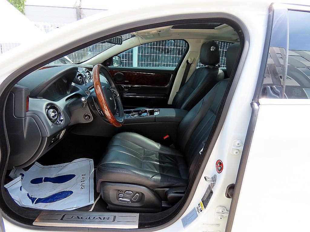 Jaguar XJ — photo 05