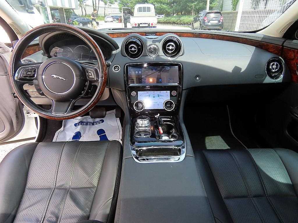 Jaguar XJ — photo 07