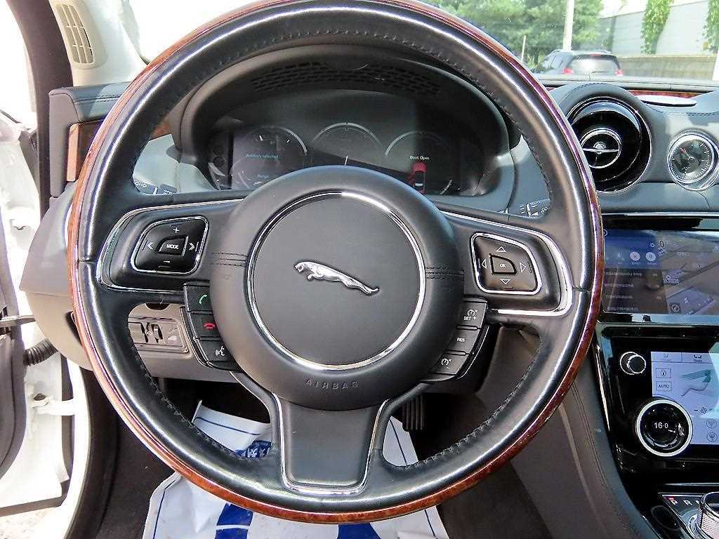 Jaguar XJ — photo 08
