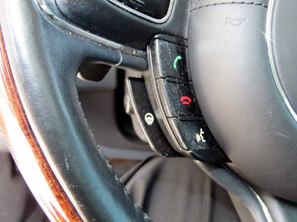 Jaguar XJ — photo 12