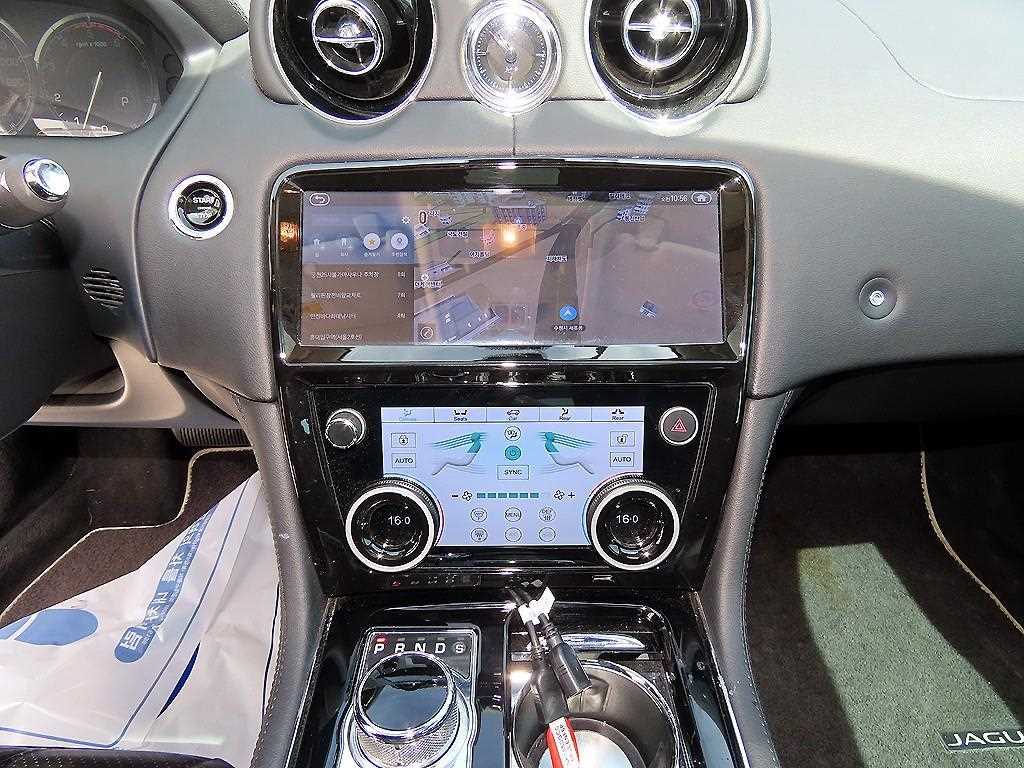 Jaguar XJ — photo 13