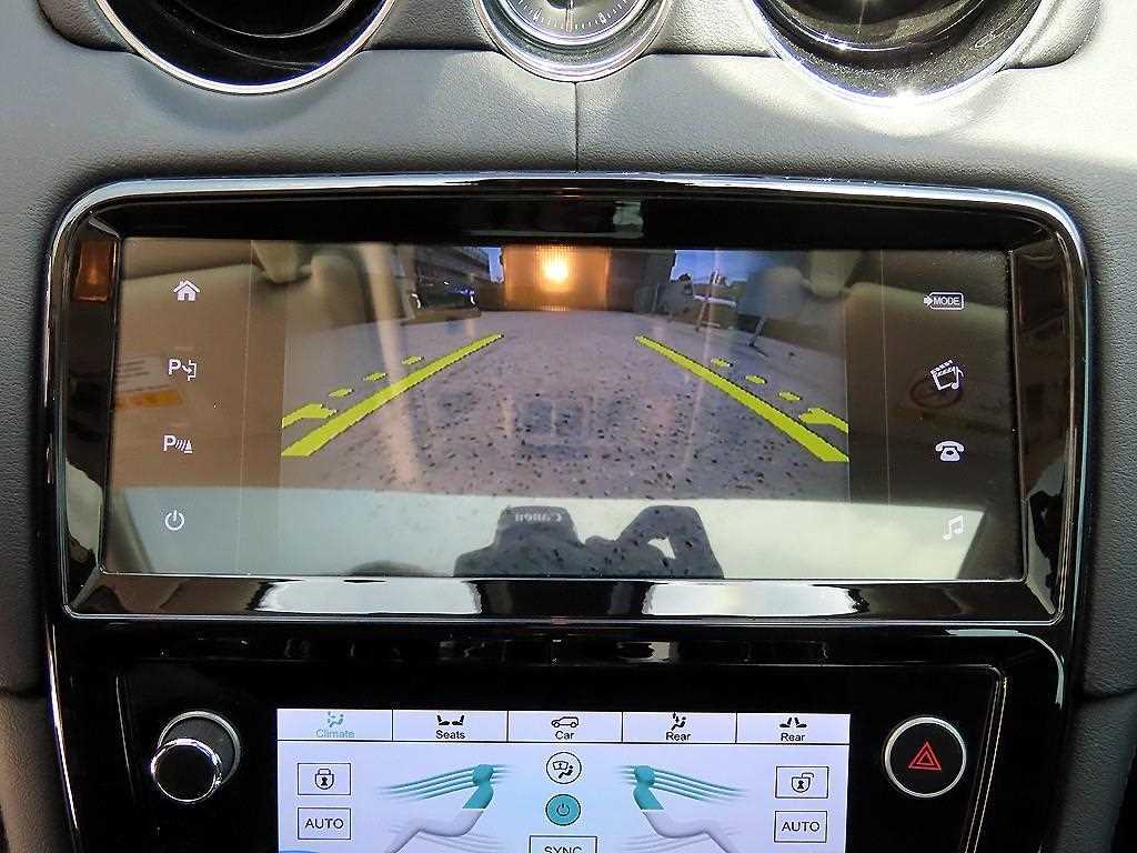 Jaguar XJ — photo 15