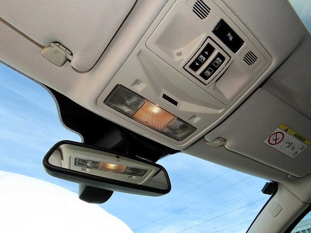 Jaguar XJ — photo 16