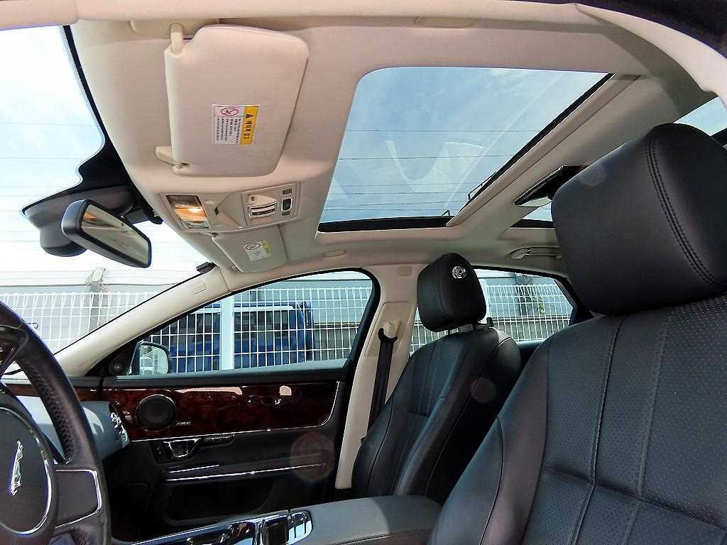 Jaguar XJ — photo 17