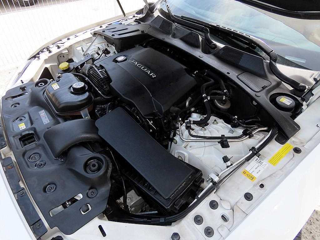Jaguar XJ — photo 19