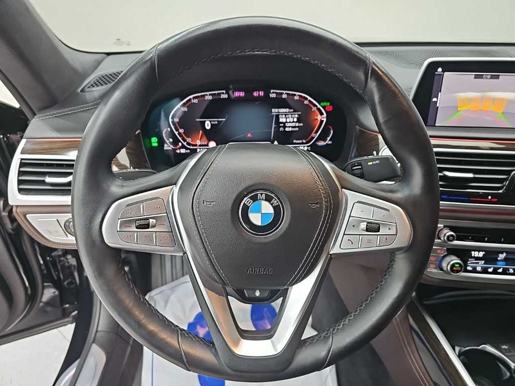 BMW 7-Series — photo 09