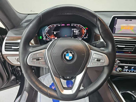BMW 7-Series — photo 09