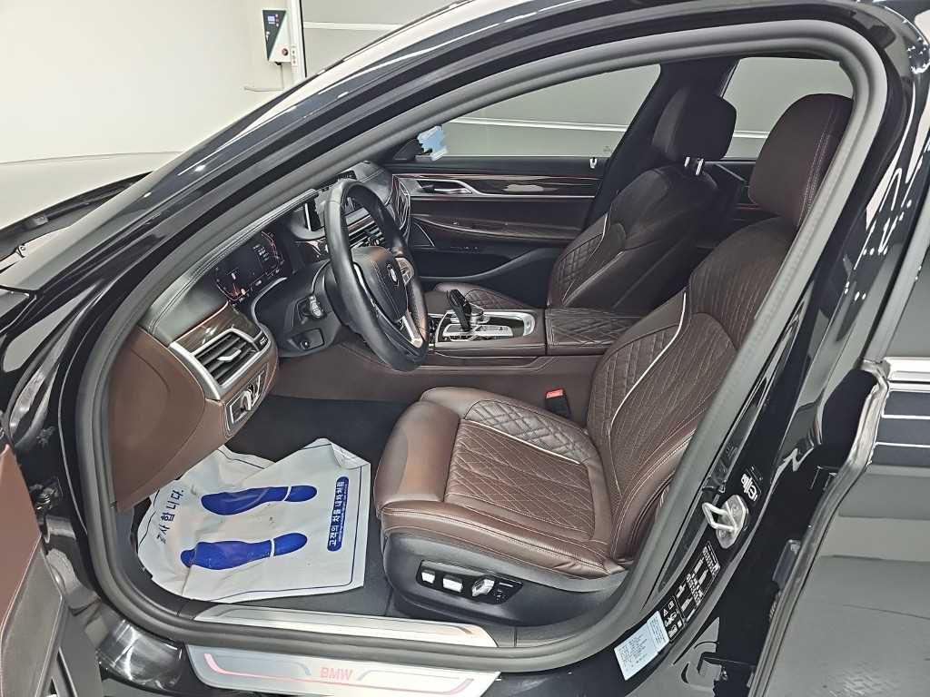BMW 7-Series — photo 11
