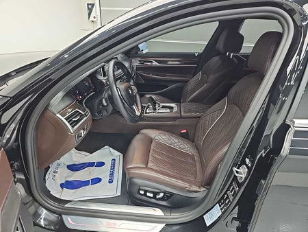 BMW 7-Series — photo 11