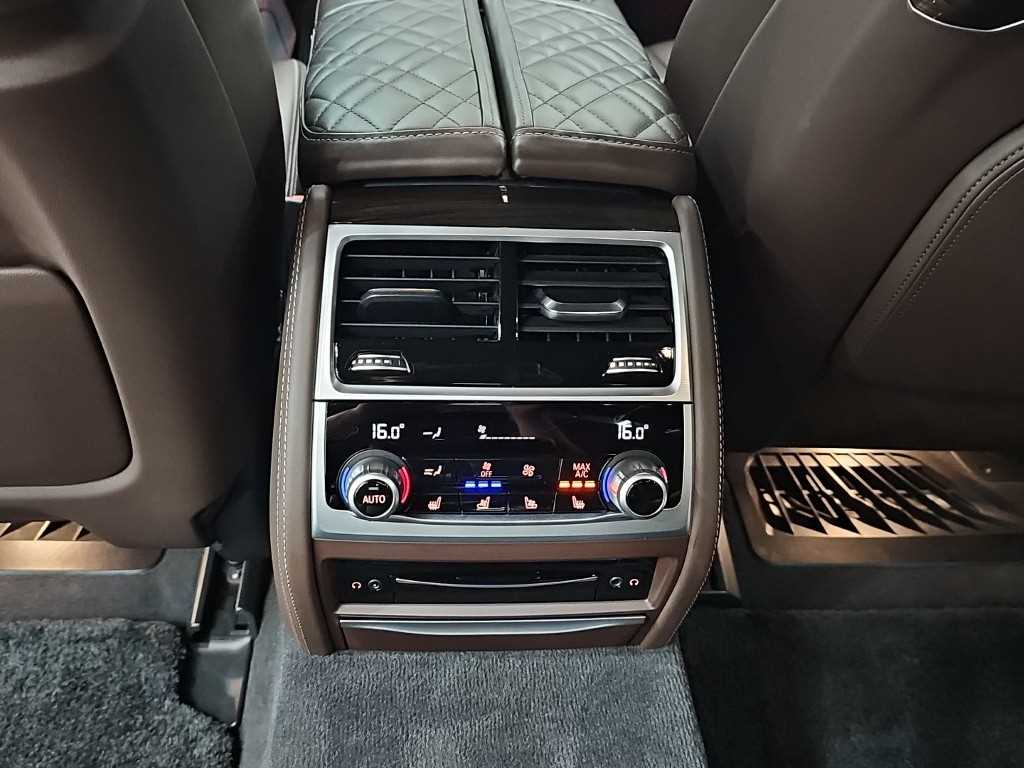 BMW 7-Series — photo 15