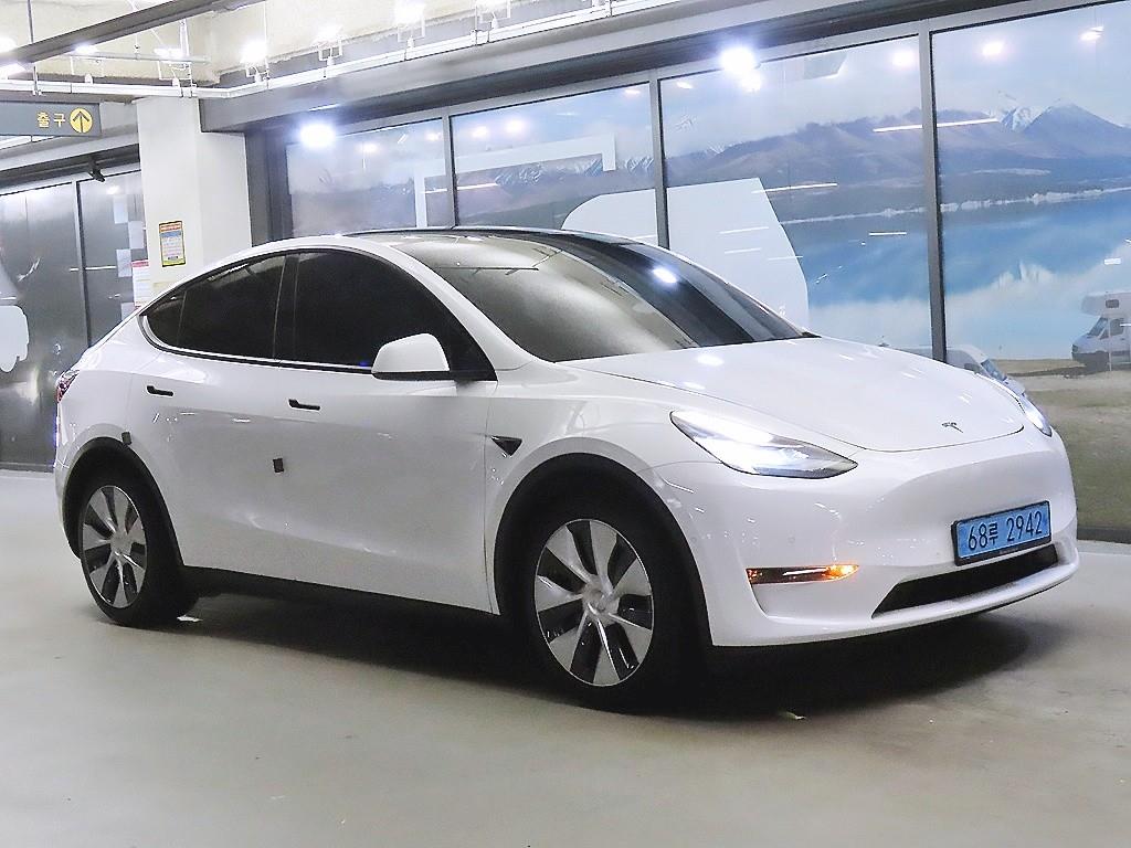 Tesla Model Y — photo 01