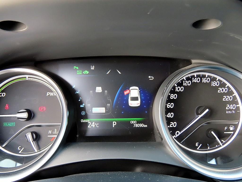 Toyota Camry — photo 09