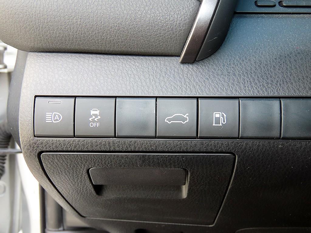 Toyota Camry — photo 11