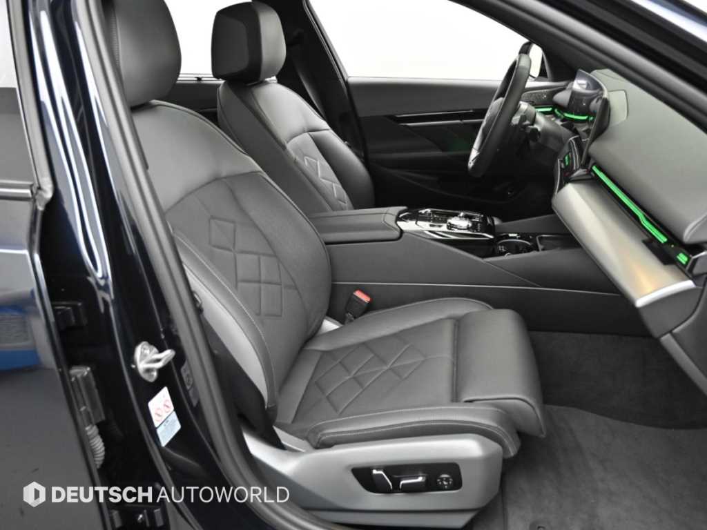 BMW 5-Series — photo 10