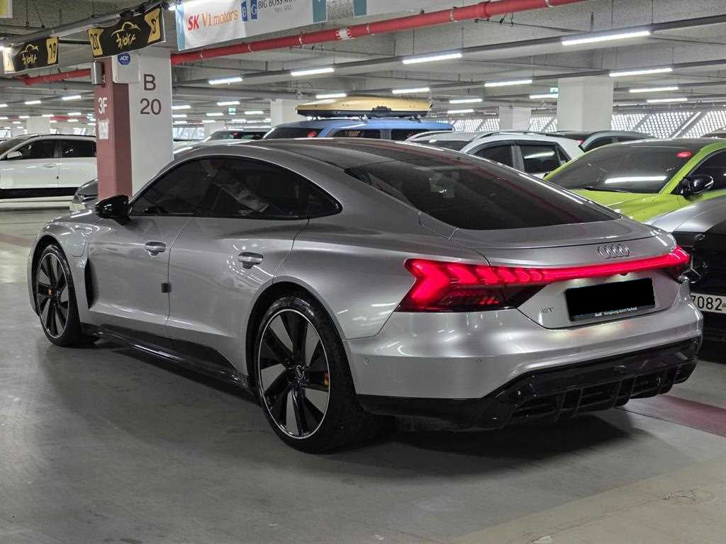 Audi e-tron GT — photo 04