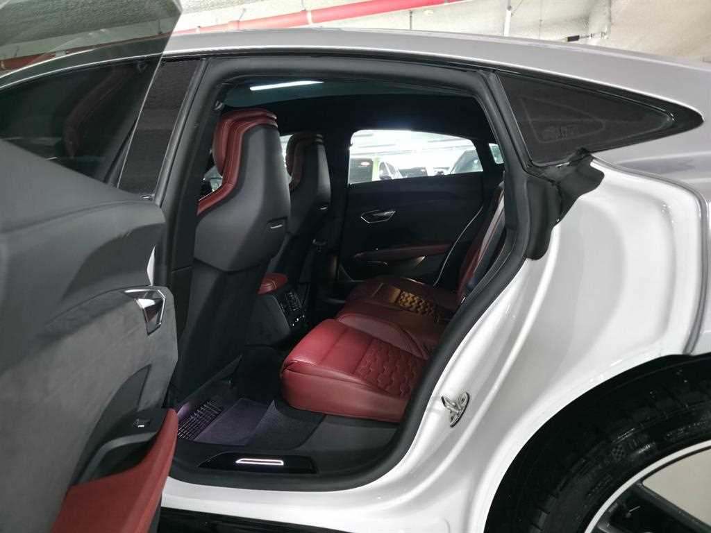 Audi e-tron GT — photo 15