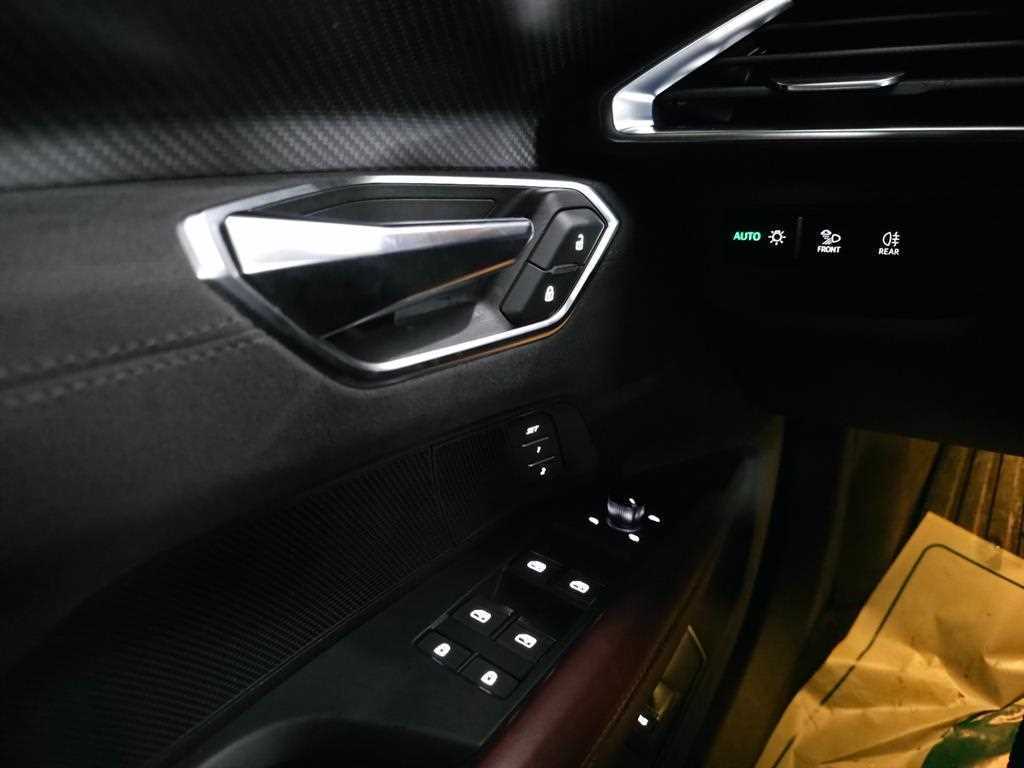 Audi e-tron GT — photo 18